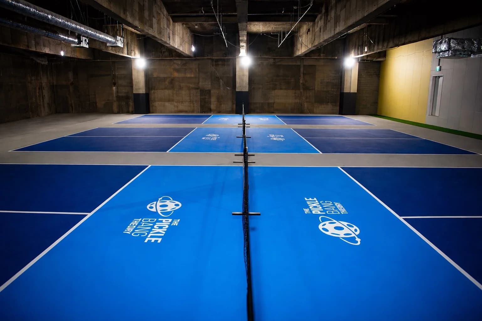 3面のプロ仕様DecoTurfピックルボールコートを俯瞰した施設全景